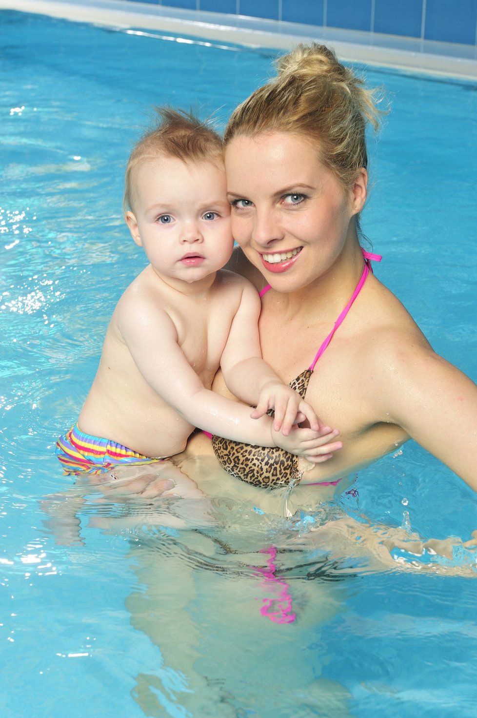 Claudie byla poprvé v bazéně s maminkou v doprovodu instruktorky