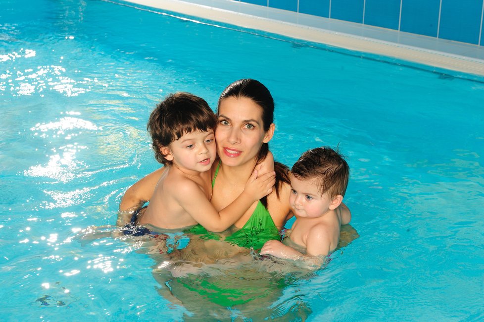 Ani Eva Decastelo neodolala módnímu trendu a chodí se svými dětmi do bazénu