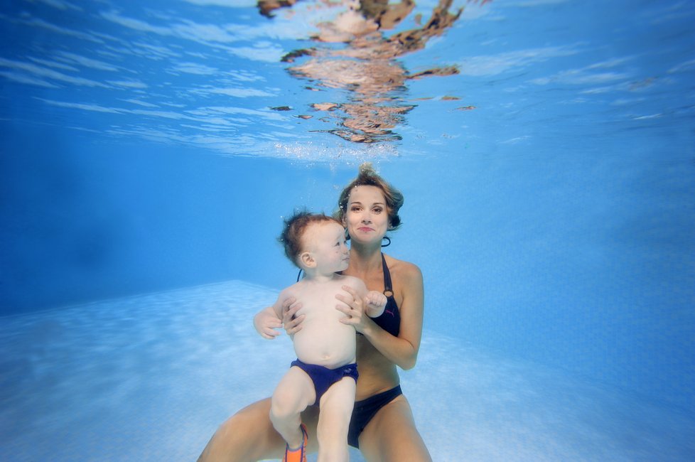 Pod vodou se líbilo jak mamince, tak malému Míšovi