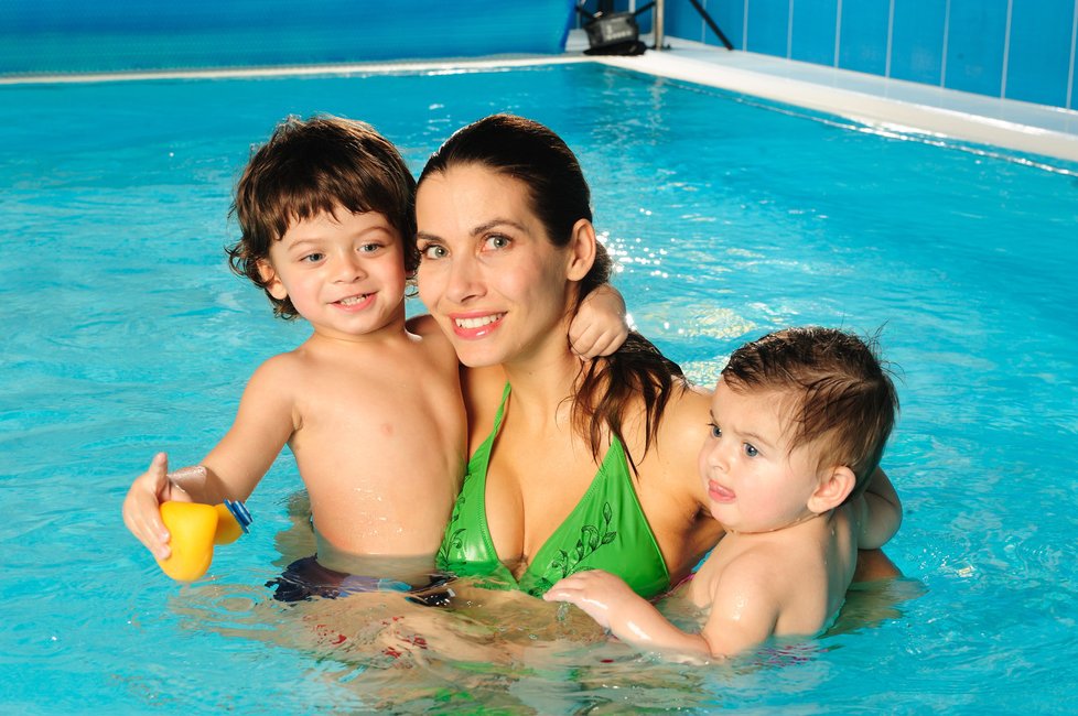 Obě děti, Zuzanka i Michael si plavání užívají a vody se nebojí