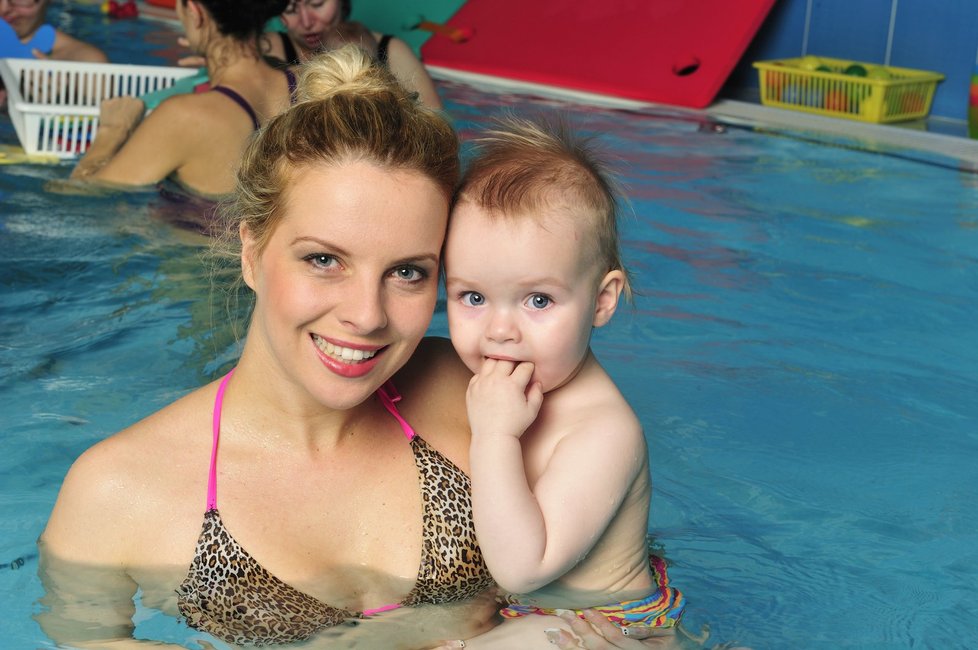 Moderátorka Kristelová  si pobyt s dcerou v bazénu užívá