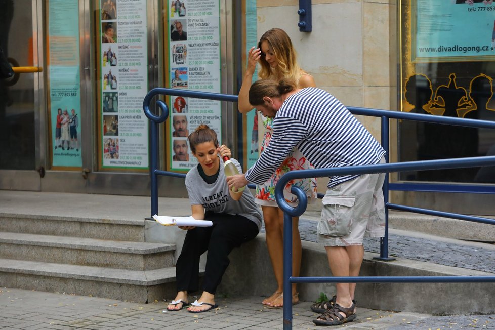 Leoš Noha, Eva Decastelo a Bára Mottlová popíjeli šampus na ulici.