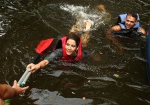 Eva spadla z lodě do vody, ještě že měla vestu.