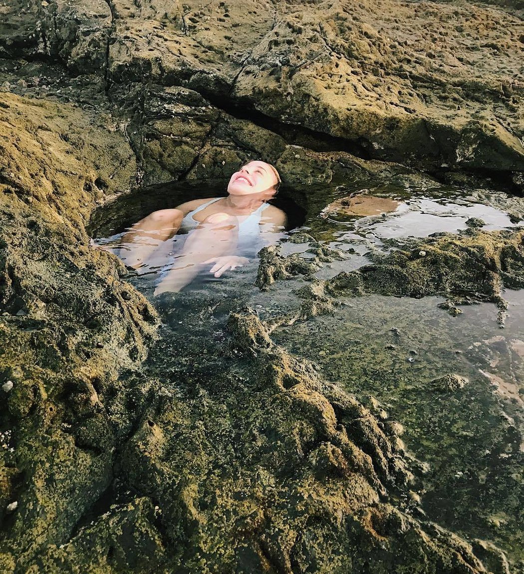 Přítelkyně golfového šampiona Brysona DeChambeaua Sophie je pořádně vyvinutá.