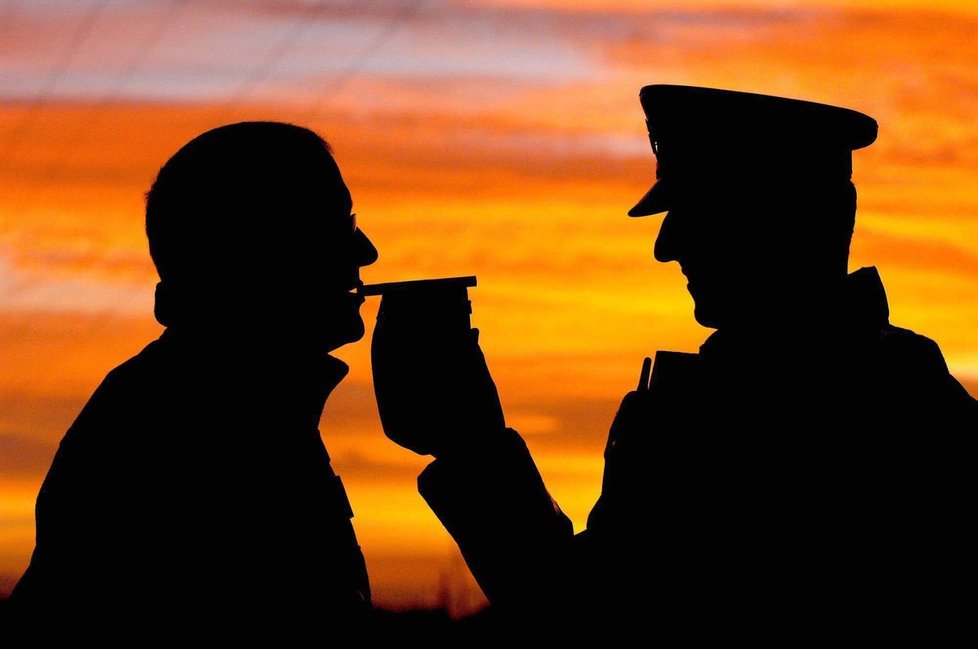 Řidiči nemusejí krátce po použití ústní vody či vypití jedné ze značek nealkoholického piva obstát v dechové zkoušce, ukázal test slovenské policie