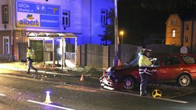 Tragická nehoda v Děčíně: Opilý řidič najel do zastávky MHD. Zabil jednoho člověka