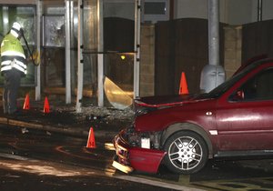 Tragická nehoda v Děčíně: Opilý řidič najel do zastávky MHD. Zabil jednoho člověka