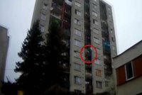 Děčínští policisté čapli „pavoučího muže“ (27): Snažil se jim utéct po balkonech!