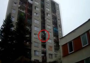 Policisté v Děčíně dopadli sedmadvacetiletého muže, který prchal před zákonem. Před policisty se snažil utéci slezením po balkonech dolů.