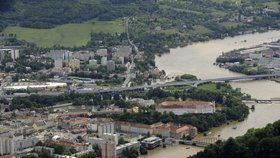 Záplavy v Ústeckém kraji - letecký záběr z 5. června. Rozvodněné Labe v Děčíně.