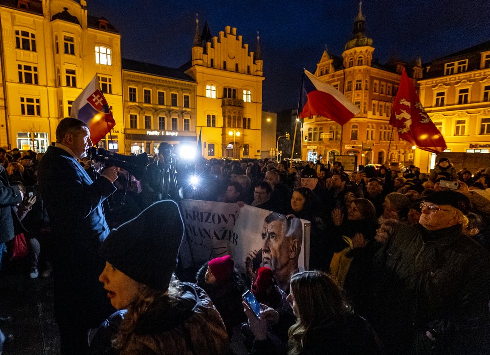 Předseda ANO a prezidentský kandidát Andrej Babiš (vlevo zády) na setkání s občany před druhým kolem prezidentských voleb, 20. ledna 2023 v Děčíně