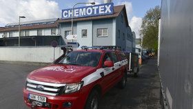 Záchranáři odvezli 26. dubna 2018 kolem dvaceti lidí z areálu děčínské firmy Chemotex, kde se nadýchali jedovatého fenolu