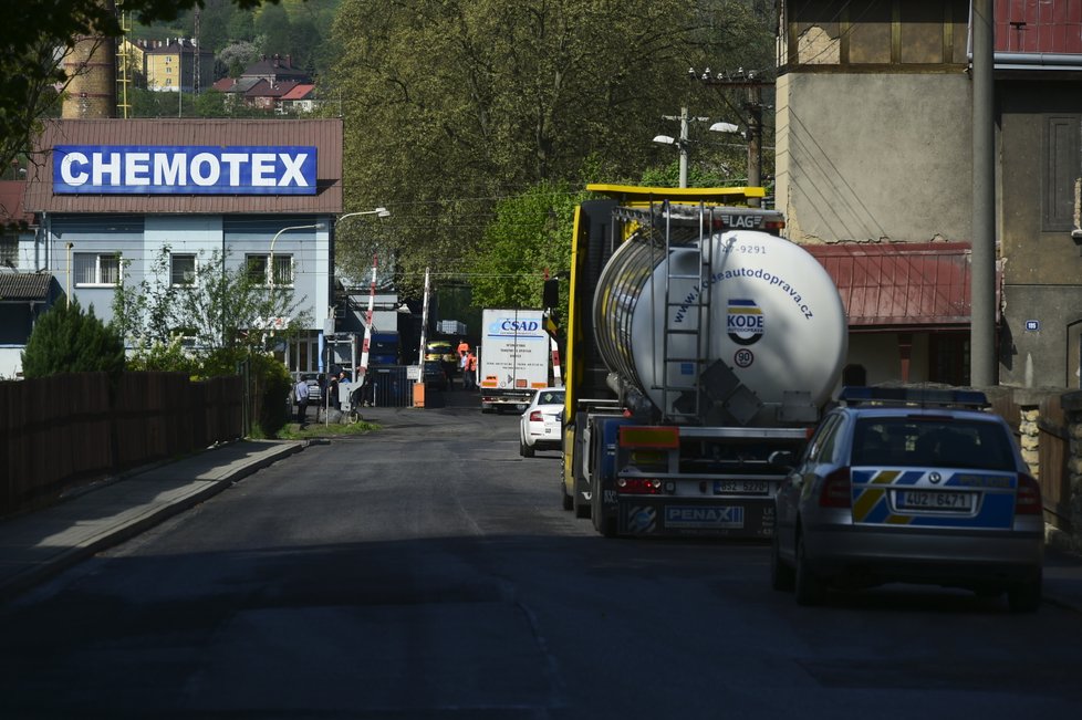 Záchranáři odvezli 26. dubna 2018 kolem dvaceti lidí z areálu děčínské firmy Chemotex, kde se nadýchali jedovatého fenolu