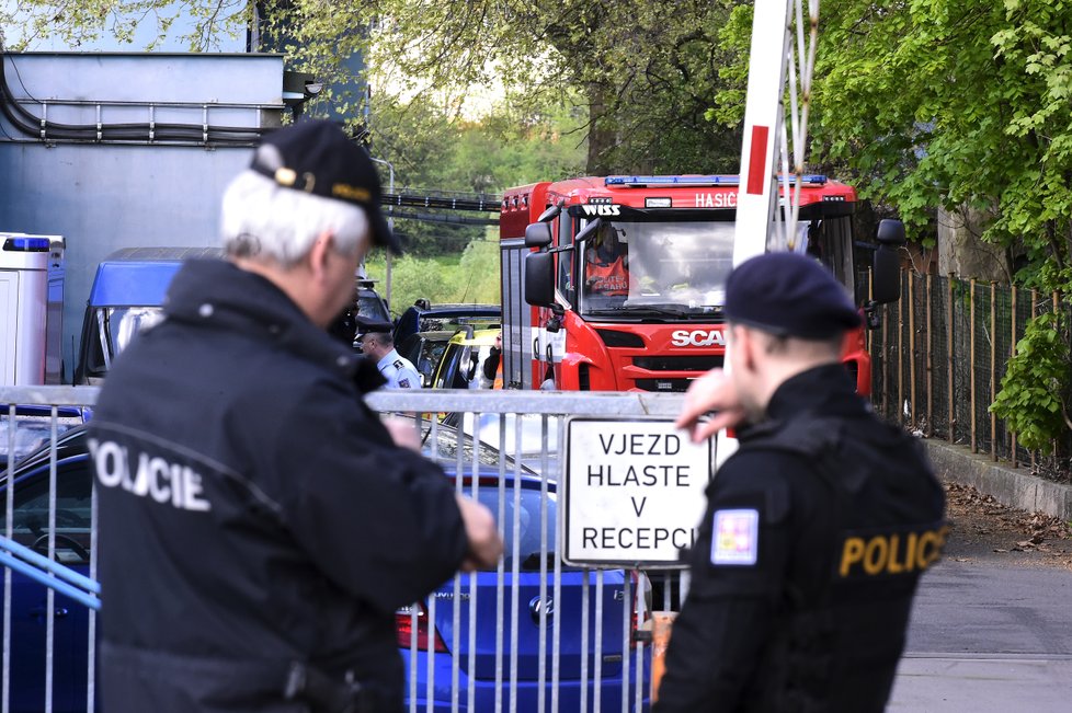 Záchranáři odvezli 26. dubna 2018 kolem dvaceti lidí z areálu děčínské firmy Chemotex, kde se nadýchali jedovatého fenolu