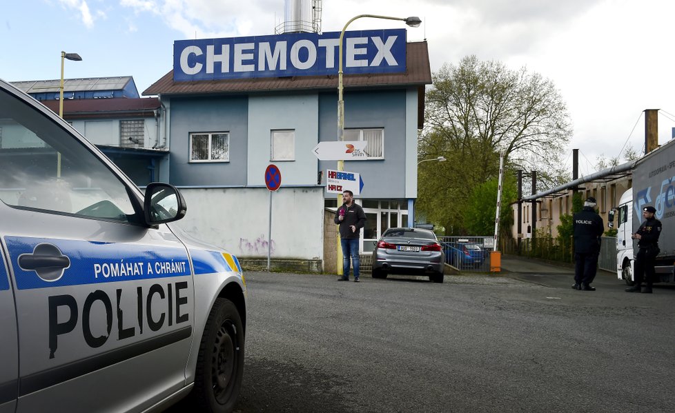 Záchranáři odvezli 26. dubna 2018 kolem dvaceti lidí z areálu děčínské firmy Chemotex, kde se nadýchali jedovatého fenolu