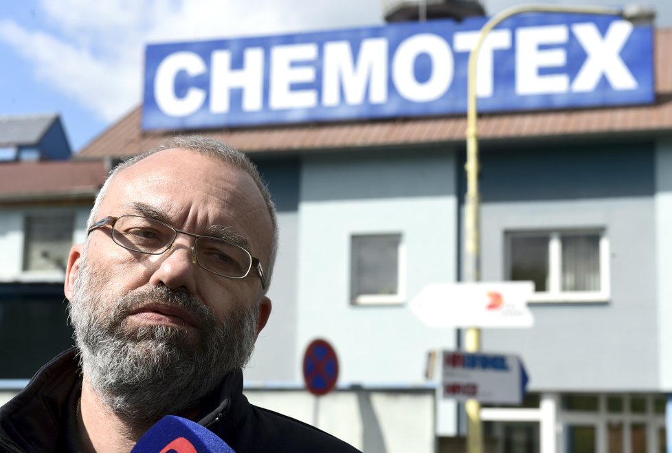 Záchranáři odvezli 26. dubna 2018 kolem dvaceti lidí z areálu děčínské firmy Chemotex, kde se nadýchali jedovatého fenolu