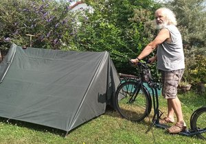 Břetislav Snášel (69) z Třince se už na zahradě pomalu chystá na dlouhou cestu k Baltu.