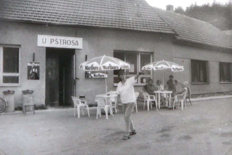 Režisérka Věra Chytilová během natáčení Dědictví aneb Kurvahošigutntág.