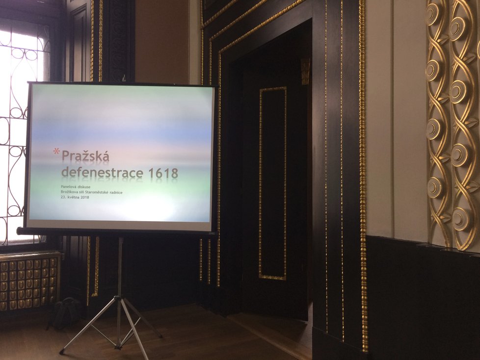 Panelová diskuse u příležitosti 400. výročí třetí pražské defenestrace proběhla v Brožíkově síni Staroměstské radnice.