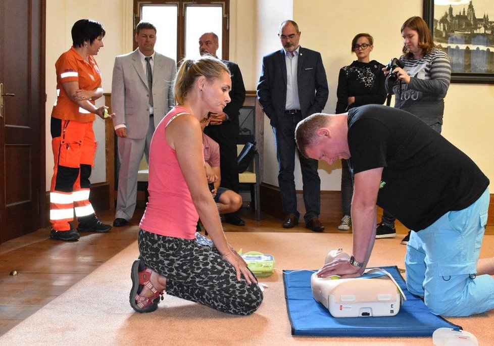 Plzeň zakoupila nové defibrilátory, použít je zvládne i laik.