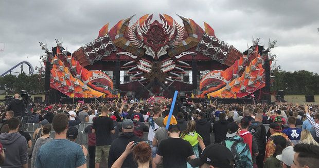 Na hudebním festivalu se předávkovaly stovky lidí drogami. Dva zemřeli