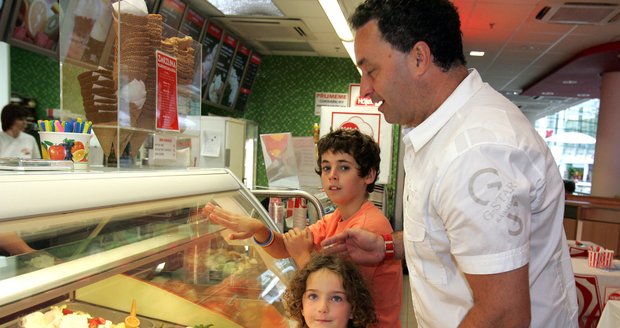 Martin Dejdar s dětmi v cukrárně v Paláci Flóra