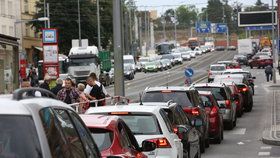 Hlukem a emisemi ze silničního provozu trpí i mnoho lidí v České republice.