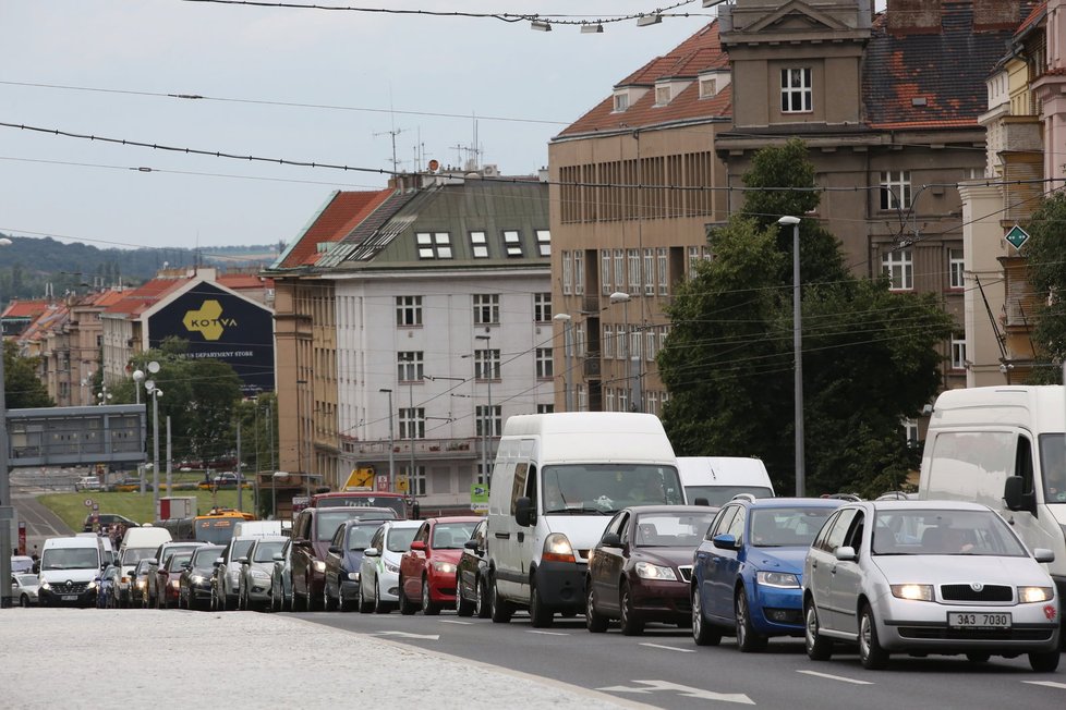 Praha 6 vyhlásila stav dopravní nouze.