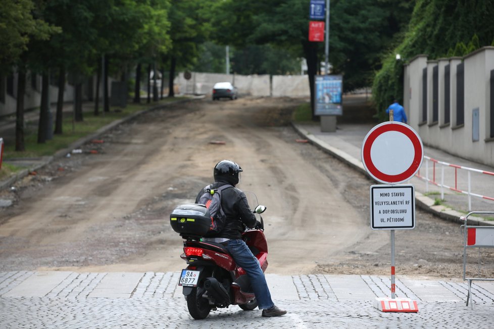 Uzavřená Korunovační ulice