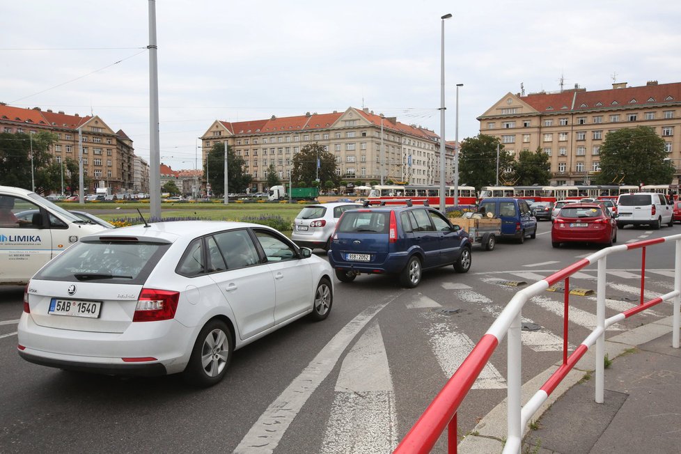 Hlukem a emisemi ze silničního provozu trpí i mnoho lidí v České republice.