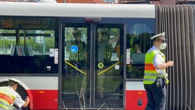 Řidič autobusu dupl na brzdu: 5 zraněných! Auto náhle vjelo do cesty