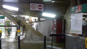 V pražském metru prasklo potrubí a voda se valila do vestibulu