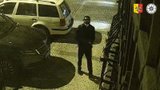 VIDEO: Drzý zloděj se vloupal do auta a šlohl drahé kolo. Policie po něm pátrá. Poznáváte ho?
