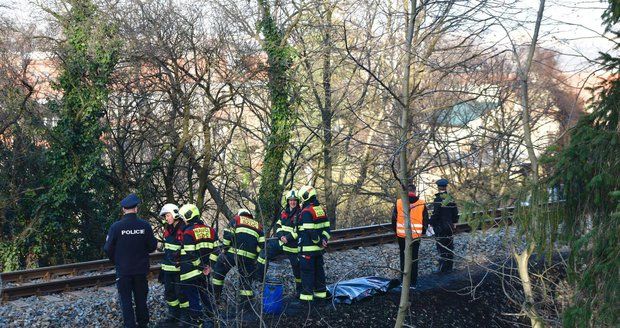 Smrt na kolejích: Člověk zemřel po střetu s vlakem v Černošicích, provoz byl omezen