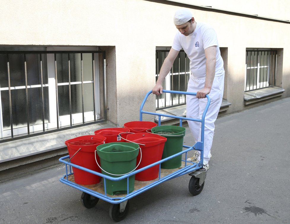 Lidé museli vyrazit pro pitnou vodu k cisternám