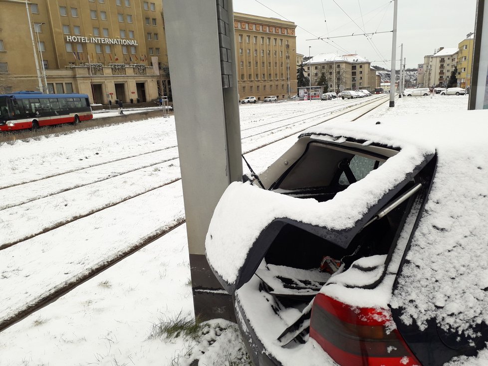 Na ulici Jugoslávských partyzánů stojí již nejméně dva týdny nepojízdný vrak vozu, který tam nechal jeho majitel. Podle policie by však měl brzy zmizet.