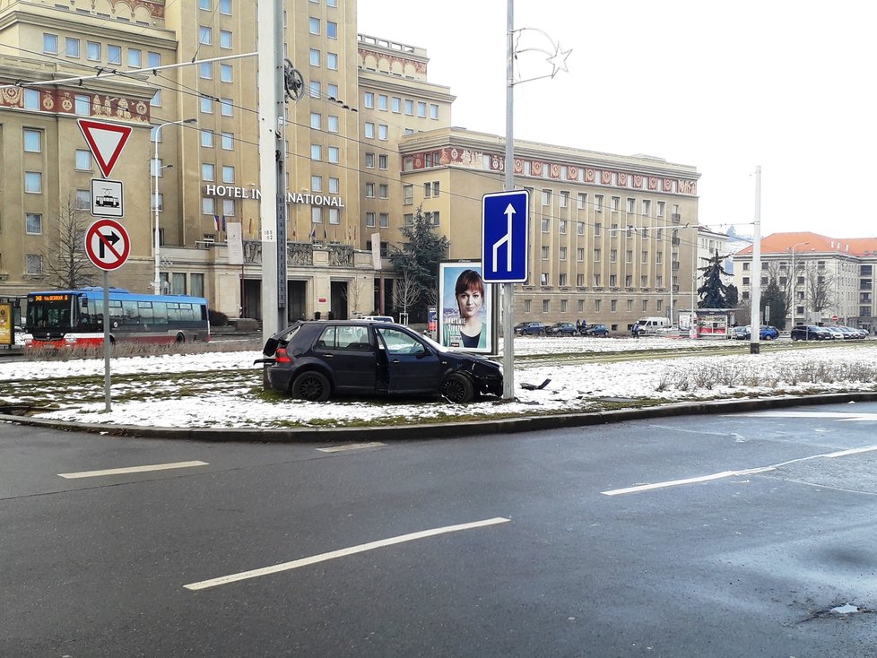 Na ulici Jugoslávských partyzánů stojí již nejméně dva týdny nepojízdný vrak vozu, který tam nechal jeho majitel. Podle policie by však měl brzy zmizet.