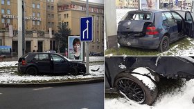 Na ulici Jugoslávských partyzánů stojí již nejméně dva týdny nepojízdný vrak vozu, který tam nechal jeho majitel. Podle policie by však měl brzy zmizet.