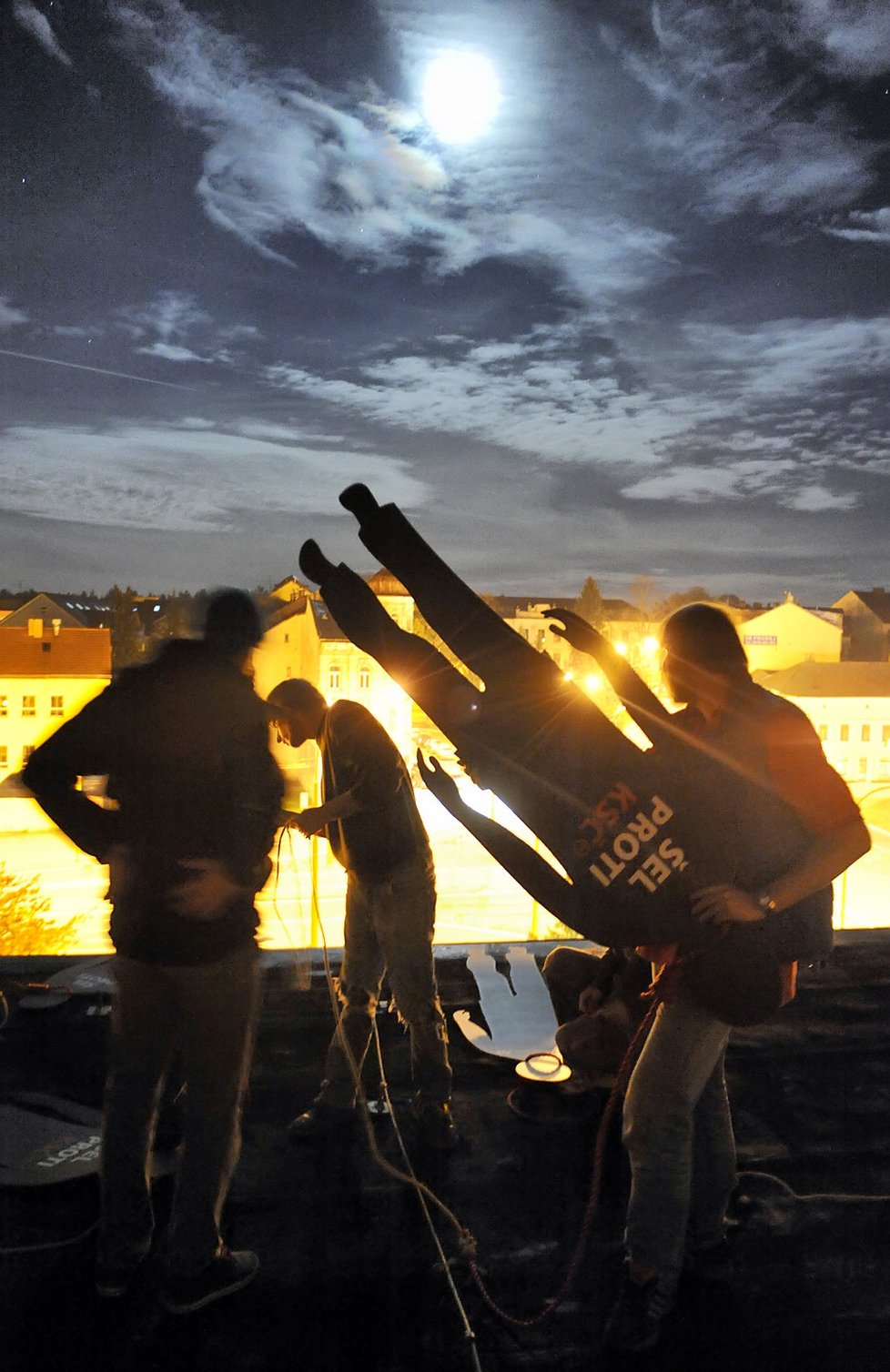 Členové sdružení Dekomunizace instalují oběšence v Jihlavě