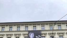 Transparent s Miladou Horákovou na budově FAMU