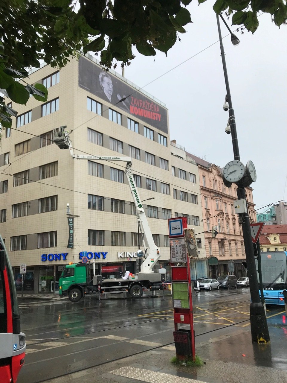 Transparent s Miladou Horákovou instalovali i na budovu kina MAT na Karlově náměstí.