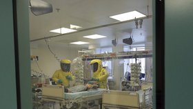 V místnosti je podtlak, chrání ji trojta skla, téměř vše je tu z nerezu a řada pomůcek a přístrojů je tu jen na jedno použití
