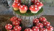 I sladké muffiny můžete ozdobit v podzimním houbovém duchu.