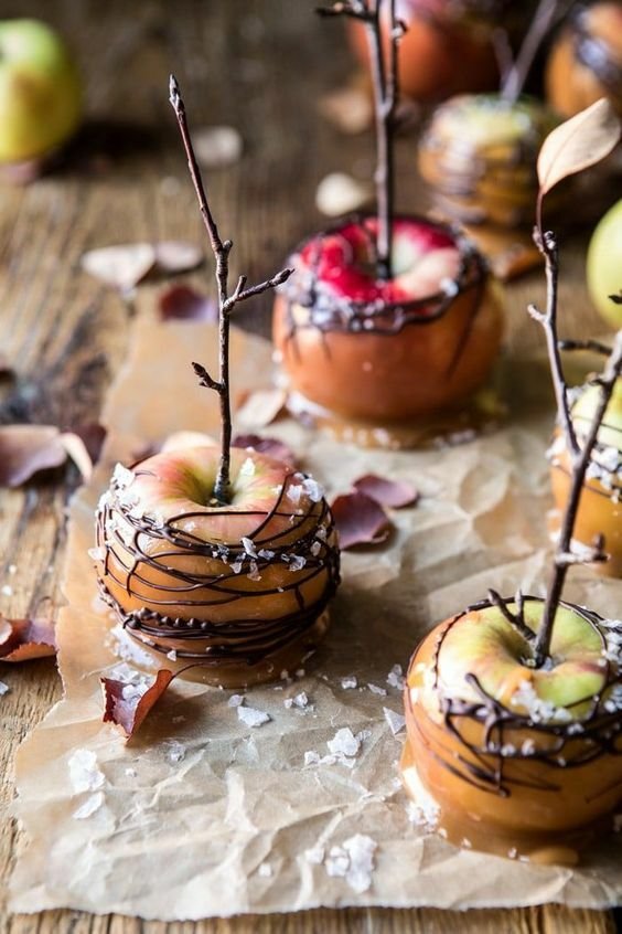 K podzimu patří jablka. Namočte je do karamelu a ozdobte čokoládou a ořechy.