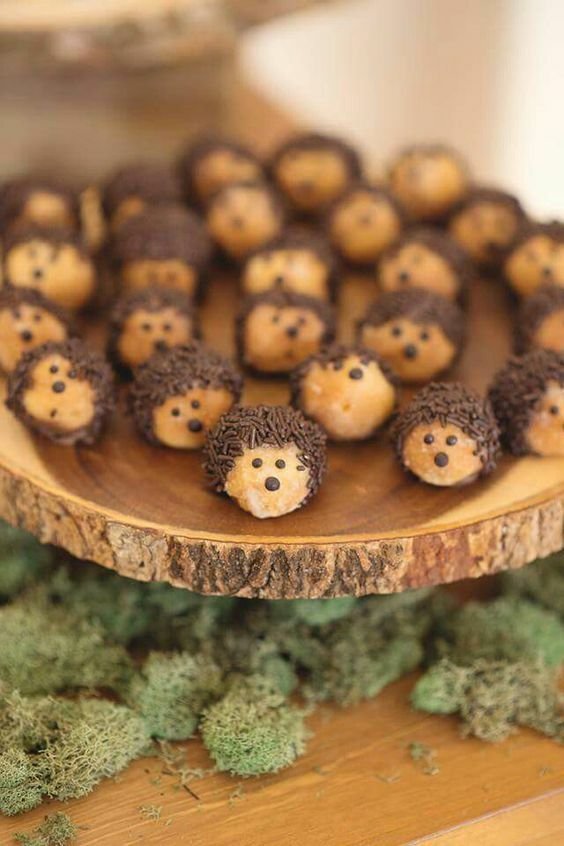 Když upečete minikoblížky a ozdobíte je čokoládovým sypáním, budete mít roztomilé ježečky.