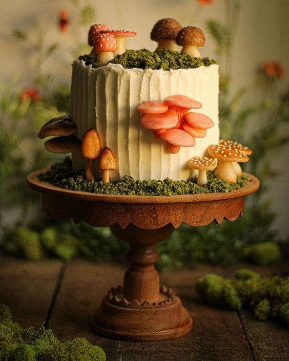 I dort ozdobený sladkými houbičkami může chvíli sloužit jako krásná dekorace.