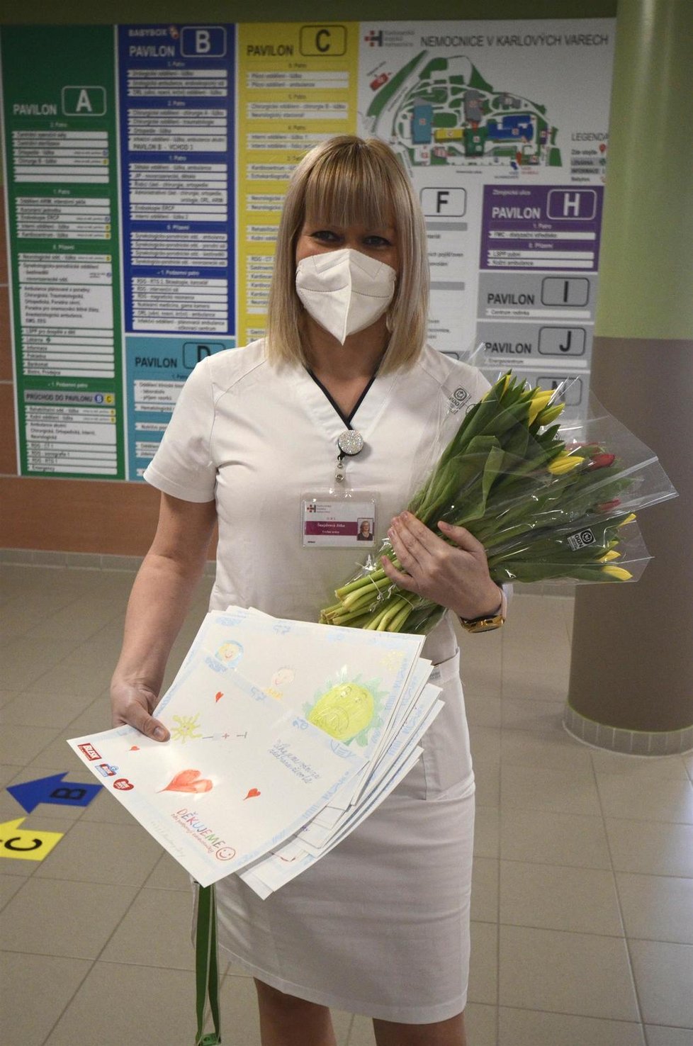 Vrchní sestra z ORL  karlovarské nemocnice  Jitka Šnajdrová  převzala  obrázky od dětí s  nadšením.