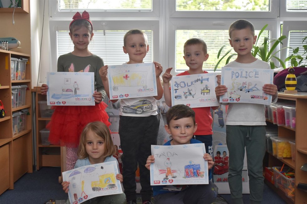 Děti z MŠ Vinařská v Ústí nad Labem nakreslily obrázky pro zdravotníky, hasiče i policii.