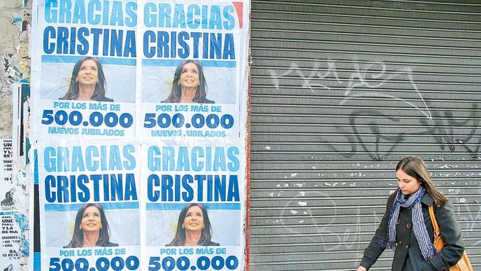 Děkujeme za půl milionu nových důchodců, hlásí plakát v ulicích Buenos Aires