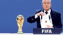 Děkuji zástupcům FIFA, že půjdeme do nových zemí.Ve východní Evropě ani na Středním východě se šampionát nikdy nekonal,řekl šéf FIFA Sepp Blatter poté, co se pořadatelskými zeměmi MS ve fotbale pro roky 2018 a 2022 staly Rusko a Katar.